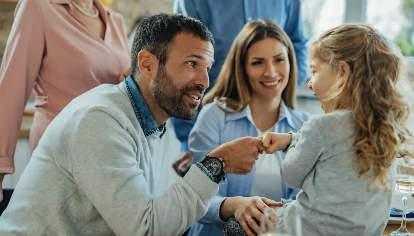 familia-multigeneracional-disfrutando-juntos-casa-foco-padre-feliz-hablando-su-pequena-hija-haciendo-acuerdo-ella Familia feliz conversando con su pequeña hija y el padre tomando la mano de la pequeña que sonríe con él