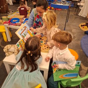 Espacio de juegos infantil seguro y adaptado durante evento