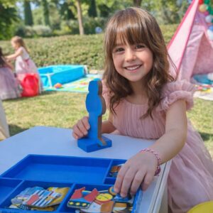 Niña jugando tranquilamente en una ludoteca móvil durante un evento
