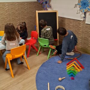 Ludoteca móvil creando un entorno seguro y divertido para niños de un evento corporativo