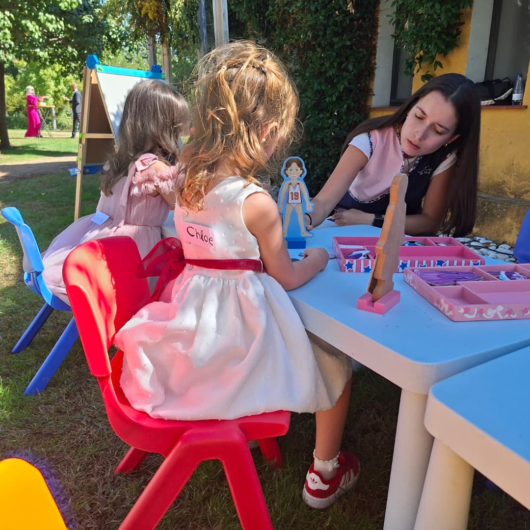 Monitores infantiles cuidando y acompañando a niños en una boda