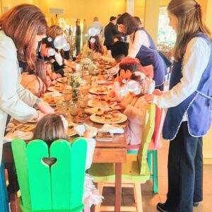 Niños atendidos durante el banquete de boda en un servicio de ludoteca móvil