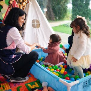 Ludoteca infantil móvil durante evento con niños atendidos por monitores profesionales