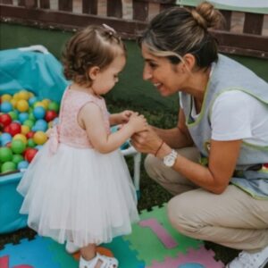 Servicio de cuidado infantil en eventos, niños atendidos padres felices