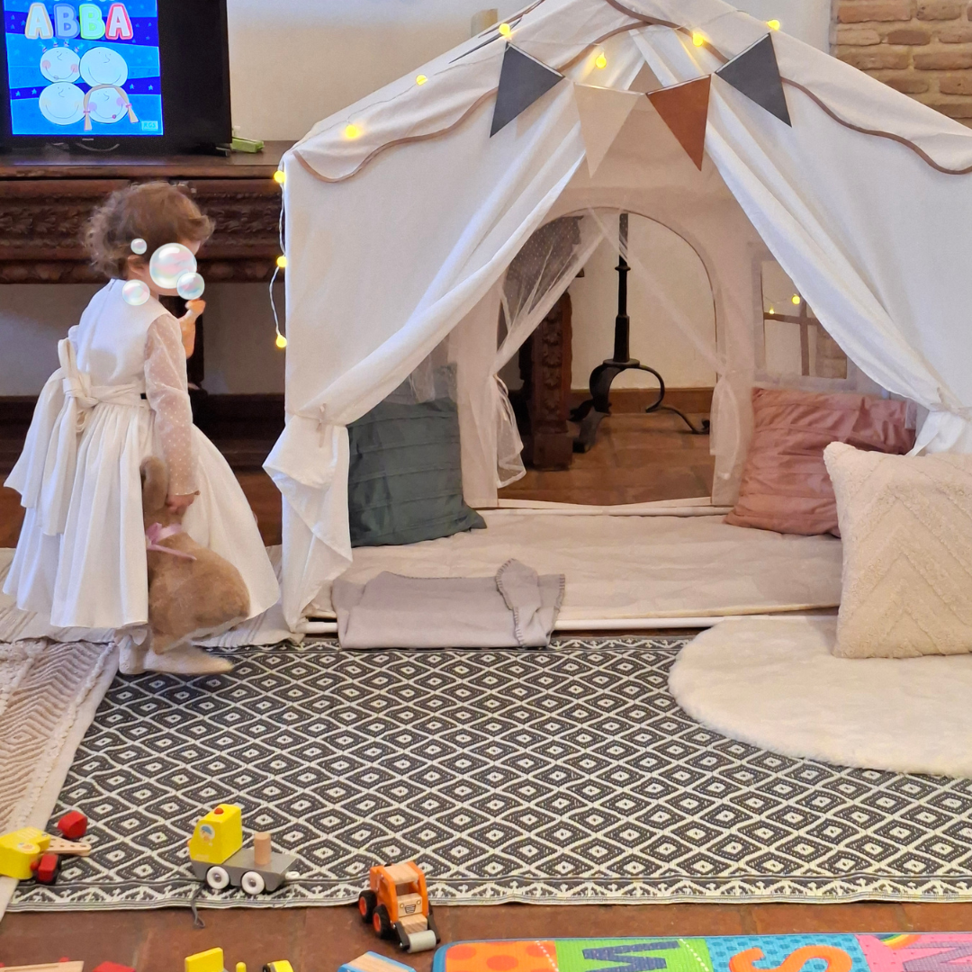 Espacio infantil para bodas Mahadahonda Madrid Manualidades infantiles ecológicas de La Ludoteca Móvil en celebración familiar