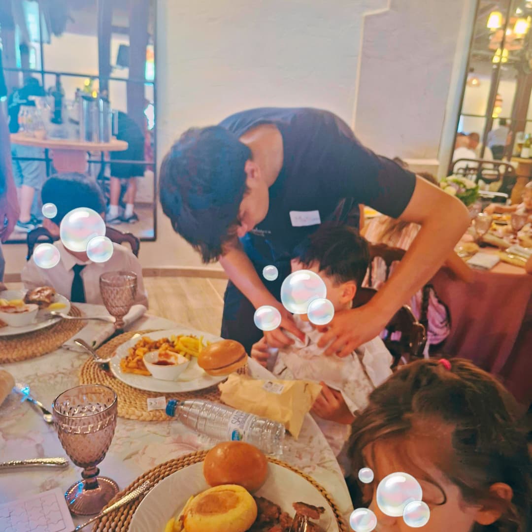 Asistencia a niños durante el banquete de bodas Toledo Asistencia a niños durante el banquete de bodas Toledo